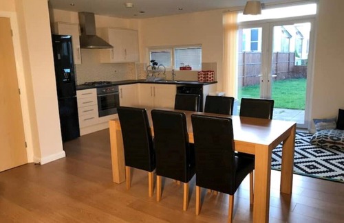 Manchester House | Immaculate Stay with Parking, Internet, and Spa Access