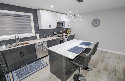Winnipeg House | Convenient 5 BR Retreat in a Peaceful Neighborhood