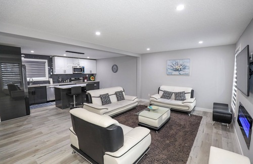 Winnipeg House | Convenient 5 BR Retreat in a Peaceful Neighborhood