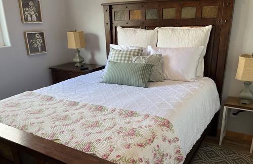 East Wenatchee House | Cozy 1 Bedroom Retreat with Spa & Hot Tub - Perfectly Located!