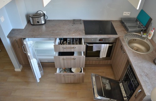 Wzgorze Swietego Maksymiliana Apartment | Modern Retreat with Free Parking in Prime Location