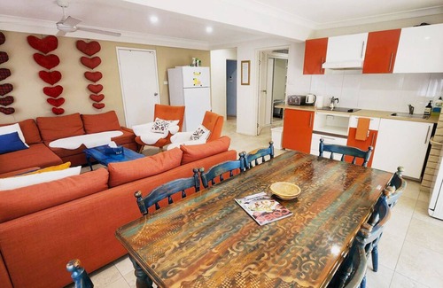 Buddina Apartment | Spacious 3 Bedroom Apartment Steps from Buddina Beach