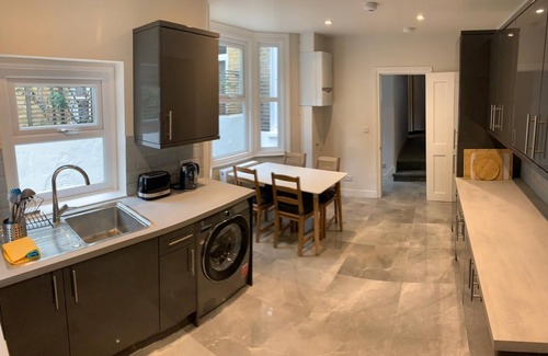 Vauxhall House | Elegant Terrace Retreat in London - Rated 10/10 & Pet Friendly