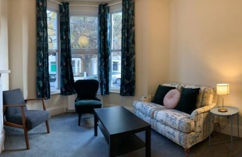 Vauxhall House | Elegant Terrace Retreat in London - Rated 10/10 & Pet Friendly