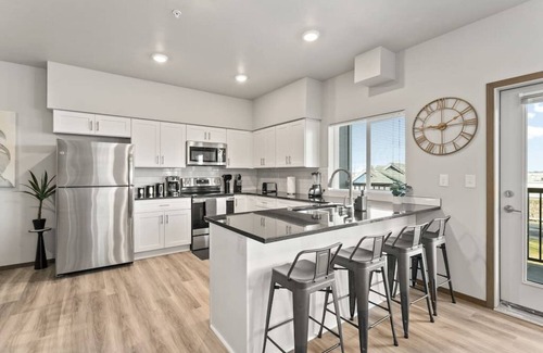 South Perry District Apartment | New 2 Bed 2 Bath Retreat Near Downtown with Breakfast