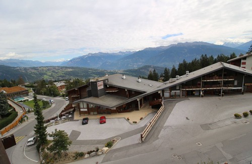 Anzere Apartment | Modern 4-Room Flat Near Cable Car with Family Amenities