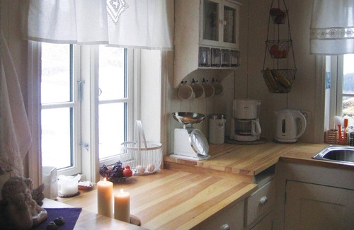Radoy House | Cozy Cottage Retreat with Lake View and Family Amenities