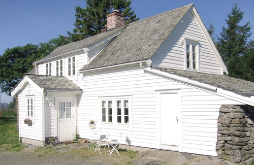 Radoy House | Cozy Cottage Retreat with Lake View and Family Amenities