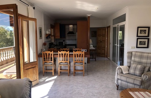 Manacor House | Tranquil Beachside Apartment with Ocean View and Pool