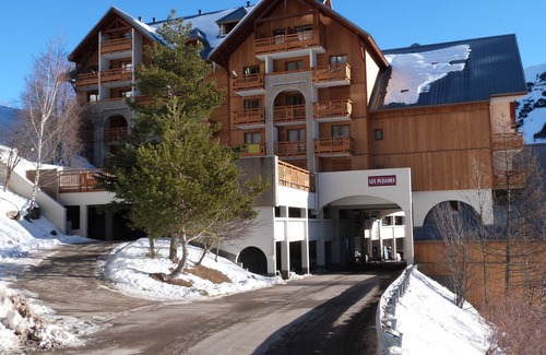 Les Deux Alpes Apartment | Ideal 2-Star Apartment in Heart of Station with Pool & Spa