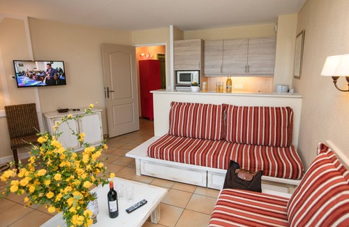 Behobie Apartment | Beautiful Oceanfront Apartment with Pool and Scenic Views