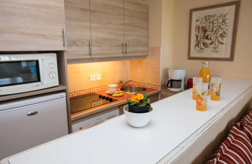 Behobie Apartment | Beautiful Oceanfront Apartment with Pool and Scenic Views