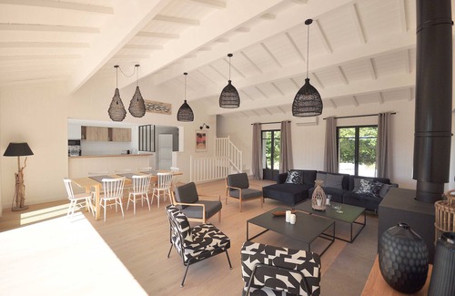 Pyla-sur-Mer Villa | Beachside Villa with Pool Amid Pine Trees – Rated 10/10