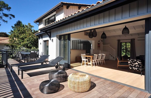 Pyla-sur-Mer Villa | Beachside Villa with Pool Amid Pine Trees – Rated 10/10