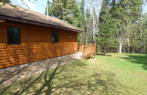 Marcell Cabin | Immaculate 3-Bedroom Retreat with Fireplace & Ocean Views