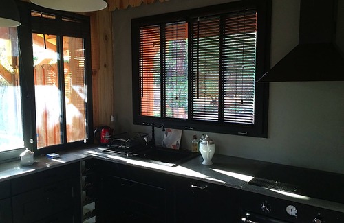 Piraillan House | Charming Wooden Hut with Ocean View and Pool in Pirailan