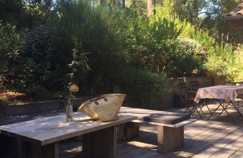 Piraillan House | Charming Wooden Hut with Ocean View and Pool in Pirailan