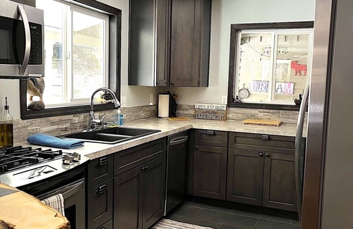 Priest River Cabin | Inviting Cabin Retreat with Spa, Lake Views & 10/10 Rating
