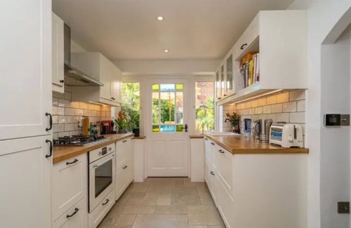 Maidenhead Cottage | Delightful 2 BR Cottage Near National Trust Awaits You