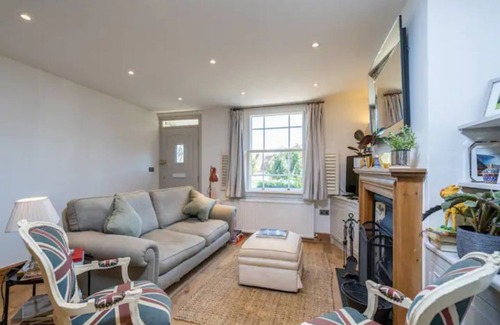 Maidenhead Cottage | Delightful 2 BR Cottage Near National Trust Awaits You