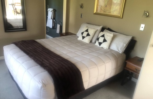 Papamoa Beach House | Private Modern Flat by Reserve with Oceanfront Amenities