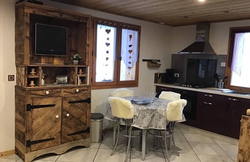 Le Villard Apartment | Serene Escape with Scenic Views of Belleville Valley