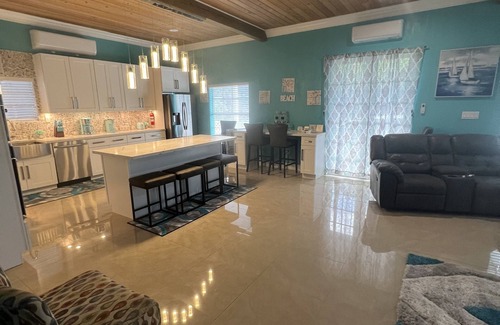 Tar Bay House | Tranquil Retreat Near Hoopers Bay and Turtle Beach
