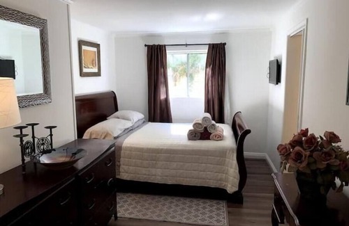 Rossmoyne House | Very Spacious 2BR/1.5BA Guest House, 5 min from LA