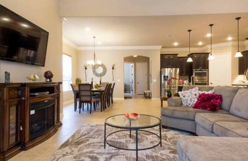 Sugar Land House | Family-Friendly Retreat with Ocean Views and Breakfast