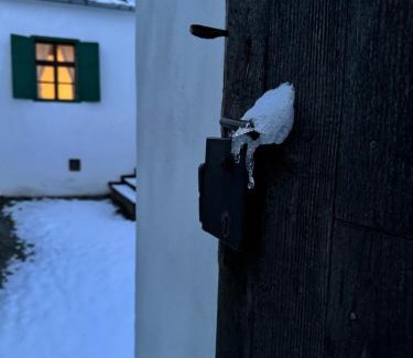 Chirpar House | Pet-Friendly Veseud11: Guest Rated 10/10 with Breakfast & More