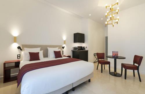 Champs-Elysees Hotel | Elegant Stay at Vestay Montaigne with Breakfast & Family Focus
