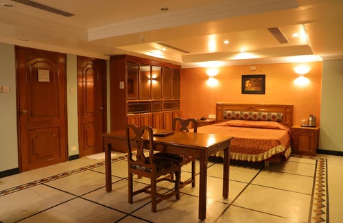 Egmore Hotel | Budget-Friendly Stay at Vestin Park with Pool & Restaurant