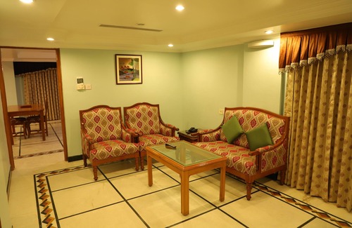 Egmore Hotel | Budget-Friendly Stay at Vestin Park with Pool & Restaurant