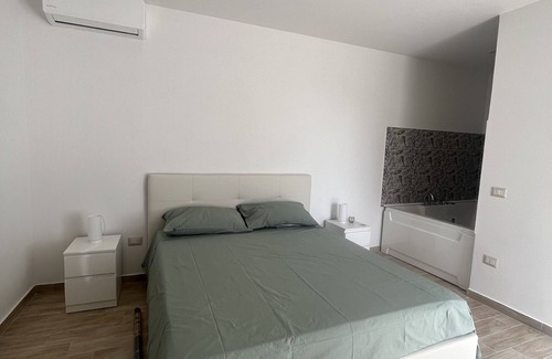 Ercolano Bed & Breakfast | Relaxing Vesuvio 65 Suite with In-Room Whirlpool Tub