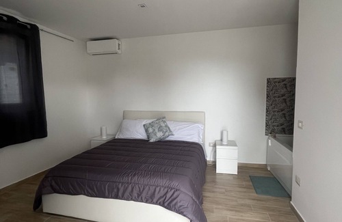 Ercolano Bed & Breakfast | Relaxing Vesuvio 65 Suite with In-Room Whirlpool Tub