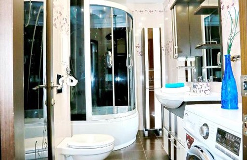 Omsk Apartment | VGOSTI OMSK: Cozy Stay with Breakfast and Hot Tub