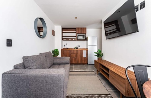 Santa Maria la Ribera Apartment | Pet-Friendly 1-Bedroom Apartment with Gym in Sta Ma la Ribera