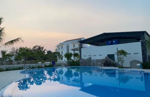 Tuy Phong Hotel | Việt Hương Hotel: Oceanfront Retreat with Pool & Beach Access