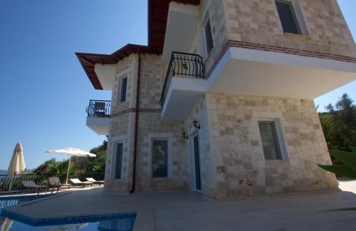Kas Villa | Villa Jiok: Oceanfront Getaway with Pool & 9.8 Rating