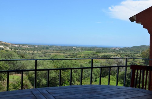Maiorca Apartment | Relax at Via Tiziano: Family-Friendly with Pool & Breakfast