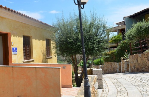 Maiorca Apartment | Relax at Via Tiziano: Family-Friendly with Pool & Breakfast