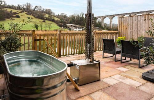 Calstock Apartment | Welcoming Stay at The Waterbaby - Pet & Child Friendly