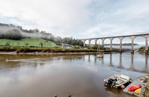 Calstock Apartment | Welcoming Stay at The Waterbaby - Pet & Child Friendly