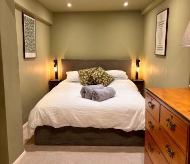 Calstock Apartment | Welcoming Stay at The Waterbaby - Pet & Child Friendly