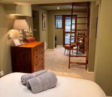 Calstock Apartment | Welcoming Stay at The Waterbaby - Pet & Child Friendly
