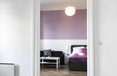 Wahring Apartment | Inviting 3BR Retreat near AKH Hospital - Ideal for Groups