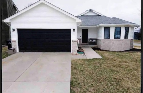Ankeny House | Bright 4-Bedroom House with King Beds in Ankeny