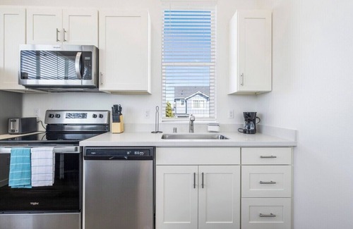South Tacoma Apartment | Vibrant 5 Apartment Units near McChord AFB