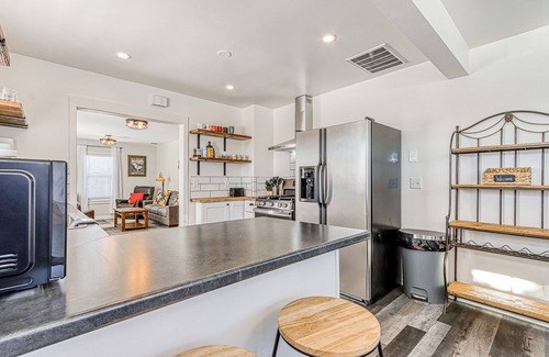 Redmond Cottage | Vibrant Retreat with Kitchen & Firepit, Close to Smith Rock
