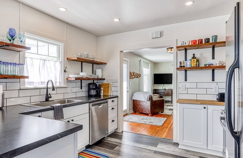 Redmond Cottage | Vibrant Retreat with Kitchen & Firepit, Close to Smith Rock